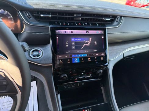 Used 2025 Jeep Grand Cherokee Limited w/ Black Appearance Package image 11