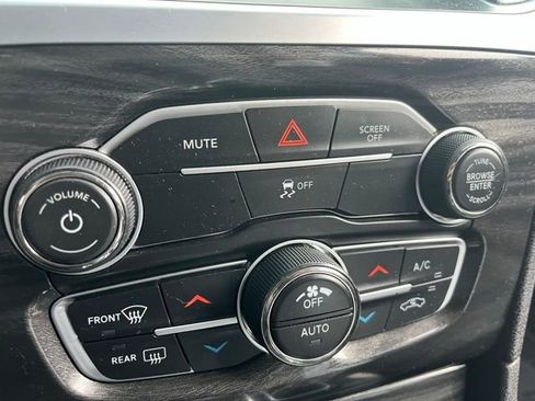 Used 2022 Chrysler 300 Touring w/ Sport Appearance Package image 33