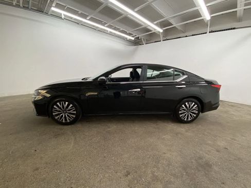 Used 2025 Nissan Altima 2.5 SV image 3