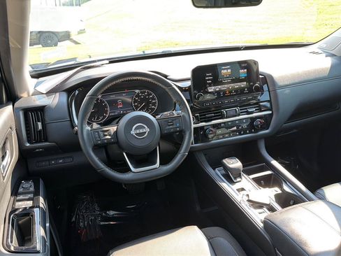 Used 2024 Nissan Pathfinder SL w/ SL Premium Package FWD image 18
