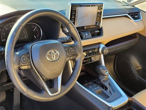Used 2019 Toyota RAV4 Limited image 11