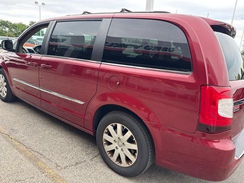 Used 2016 Chrysler Town & Country Touring FWD image 5
