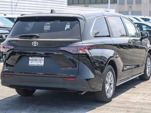 New 2026 Toyota Sienna LE FWD image 9
