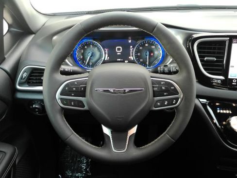 Used 2025 Chrysler Pacifica Select FWD image 38