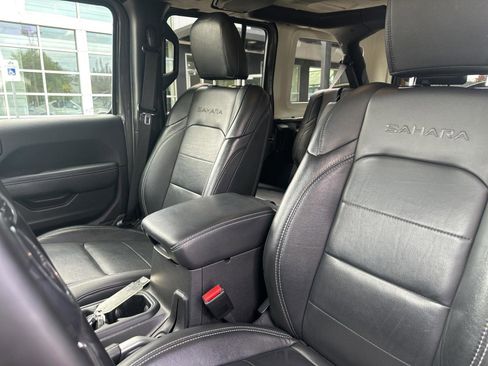 Used 2022 Jeep Wrangler Unlimited Sahara w/ Cold Weather Group AWD/4WD image 8