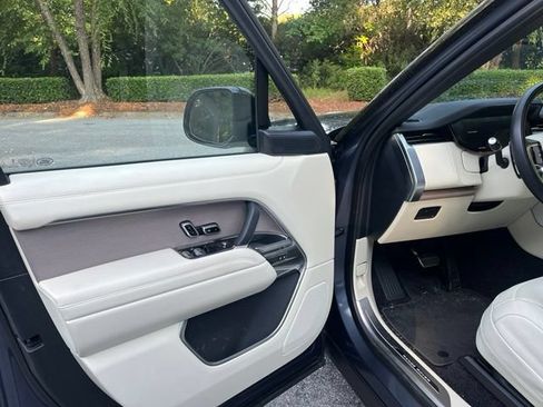 Used 2025 Land Rover Range Rover SE AWD/4WD image 4