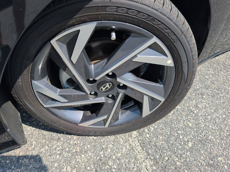 Used 2025 Hyundai Elantra Limited FWD image 7