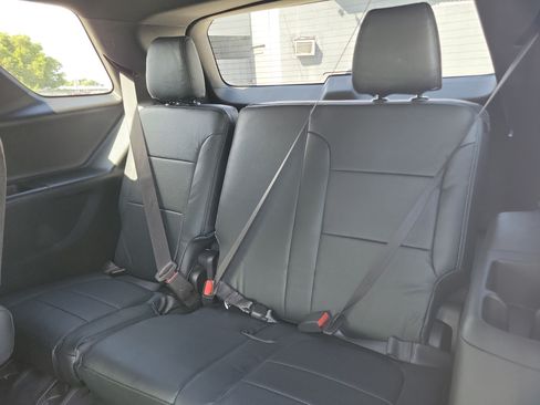 Used 2022 Chevrolet Traverse LT FWD image 16