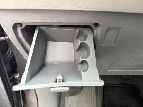 Used 2014 Toyota Sienna L image 61