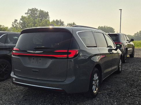 Used 2022 Chrysler Pacifica Touring-L w/ Uconnect Theater Family Group FWD image 4