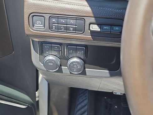 Used 2024 GMC Yukon XL Denali AWD/4WD image 18