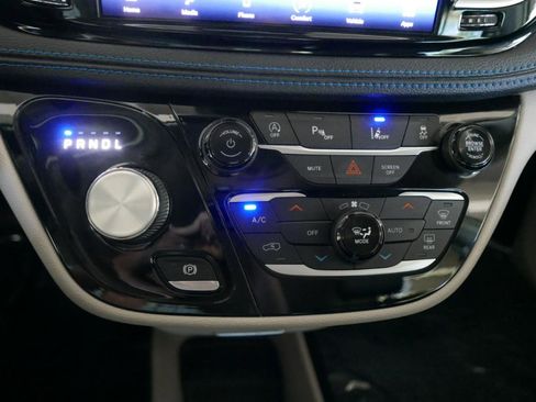 Used 2021 Chrysler Pacifica Touring-L FWD image 15
