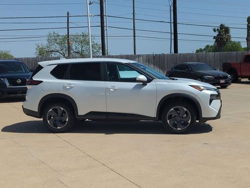 Used 2025 Nissan Rogue SV image 4