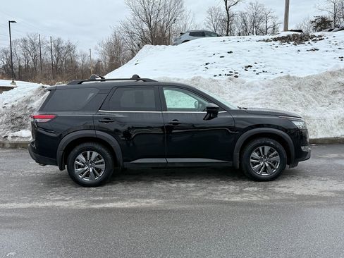 Used 2024 Nissan Pathfinder SV w/ SV Premium Package image 7