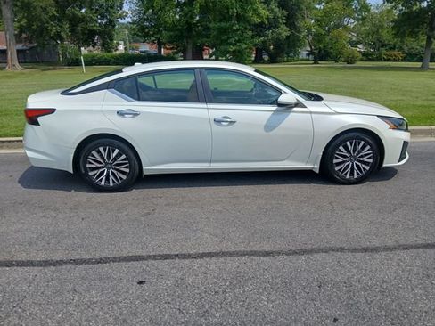 Used 2023 Nissan Altima 2.5 SV FWD image 10