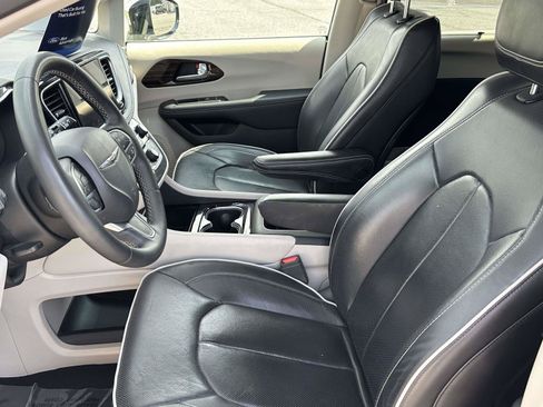 Used 2023 Chrysler Pacifica Limited FWD image 16