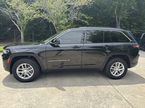 Used 2024 Jeep Grand Cherokee Laredo X AWD/4WD image 4
