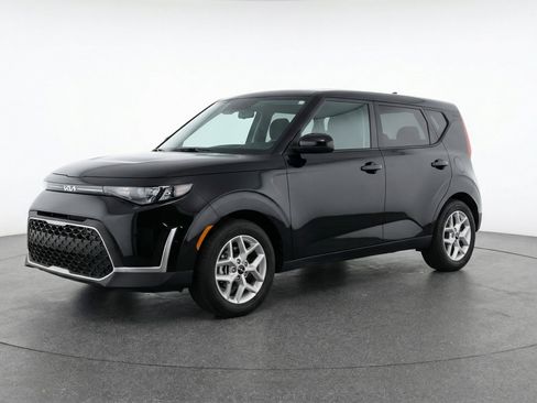 Used 2025 Kia Soul LX w/ LX Technology Package image 3