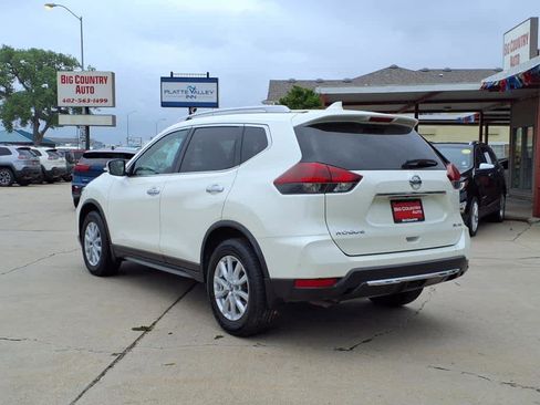Used 2018 Nissan Rogue SV image 3