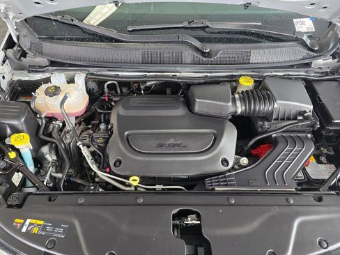 Used 2024 Chrysler Pacifica Touring-L image 10