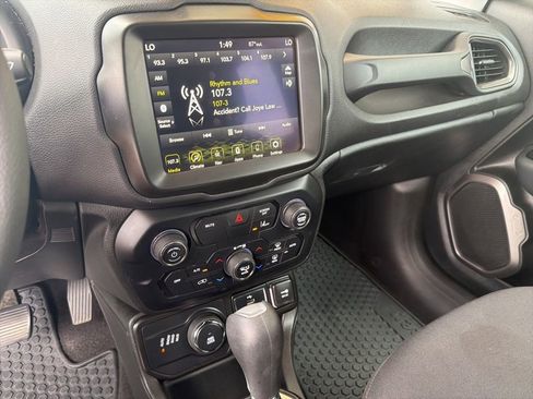 Used 2023 Jeep Renegade Latitude AWD/4WD image 16