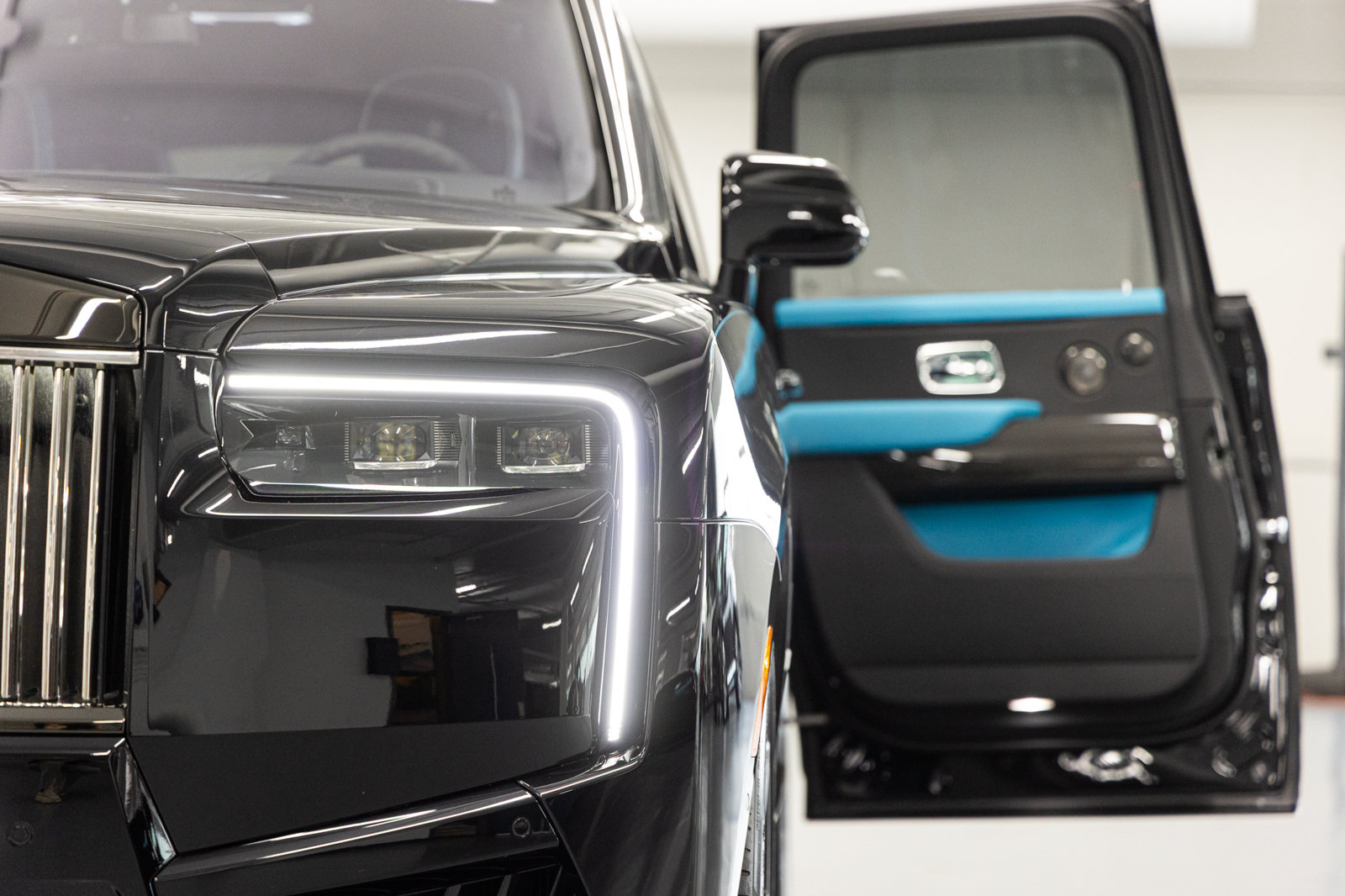 Certified 2025 Rolls-Royce Cullinan Black Badge AWD/4WD image 24