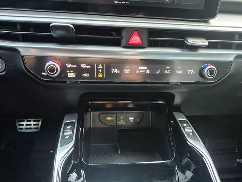 Used 2025 Kia Sorento SX Prestige image 24