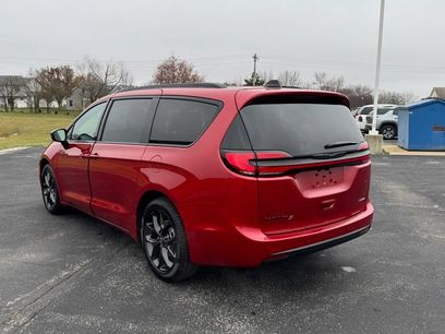New 2026 Chrysler Pacifica Select w/ S Appearance Package