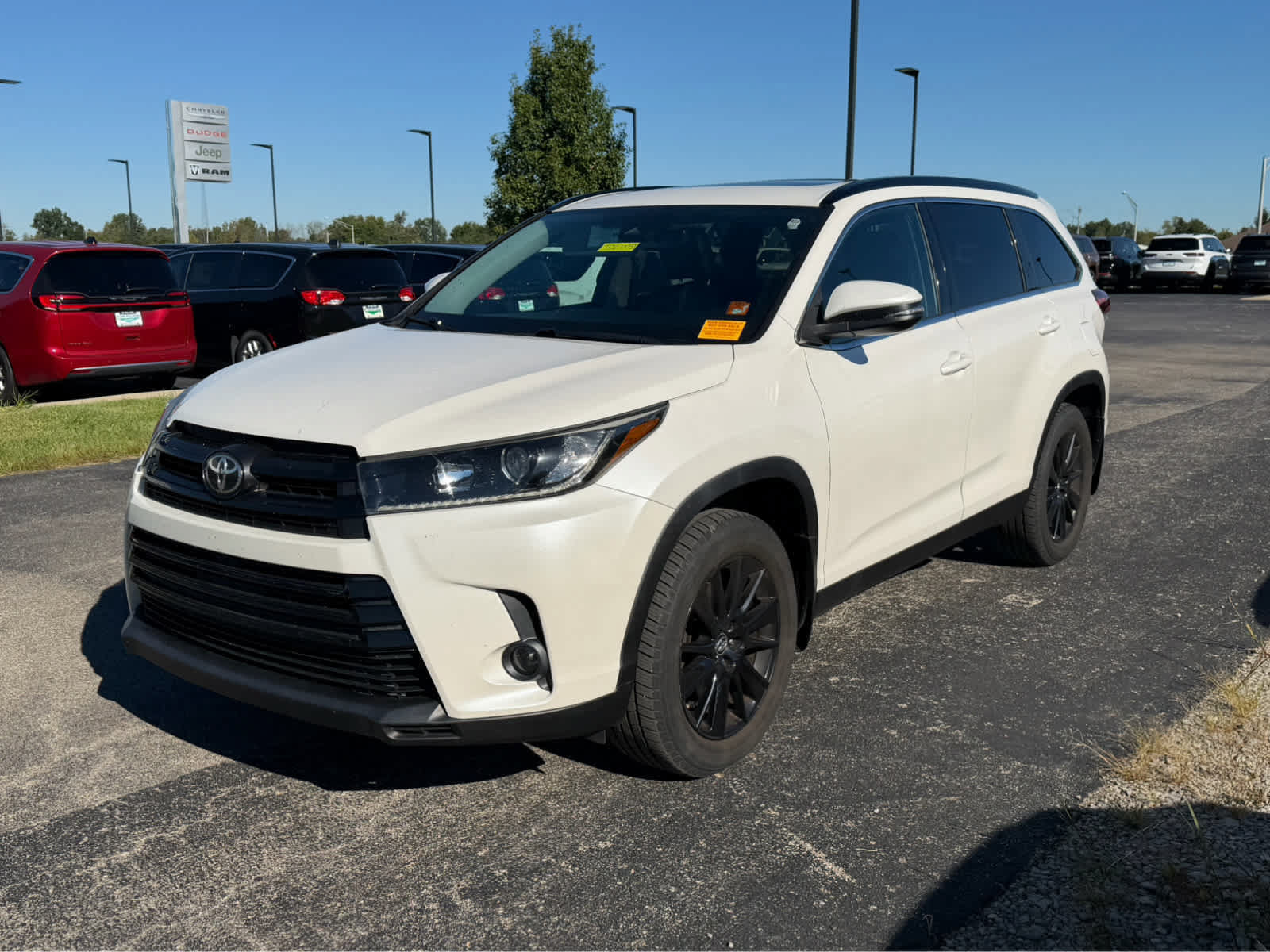 Used 2019 Toyota Highlander SE FWD image 2