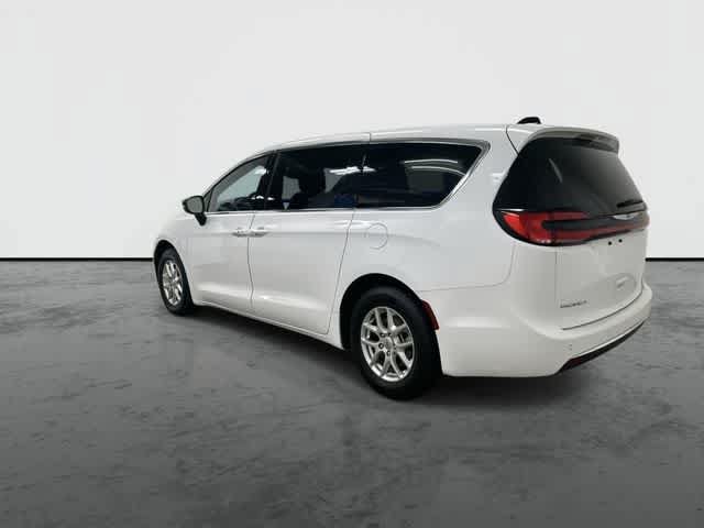 Used 2025 Chrysler Pacifica Select FWD image 9