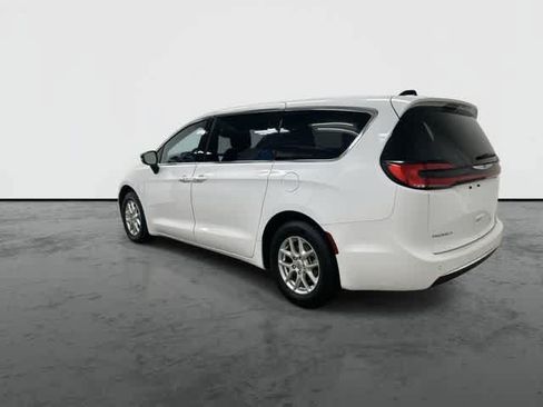 Used 2025 Chrysler Pacifica Select FWD image 9