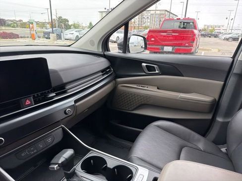 Used 2025 Kia Carnival FWD image 23