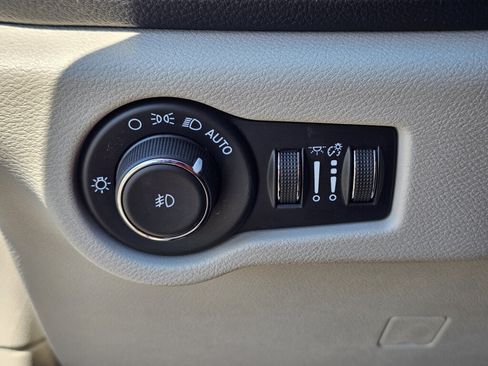 Used 2023 Chrysler Pacifica Touring-L FWD image 19