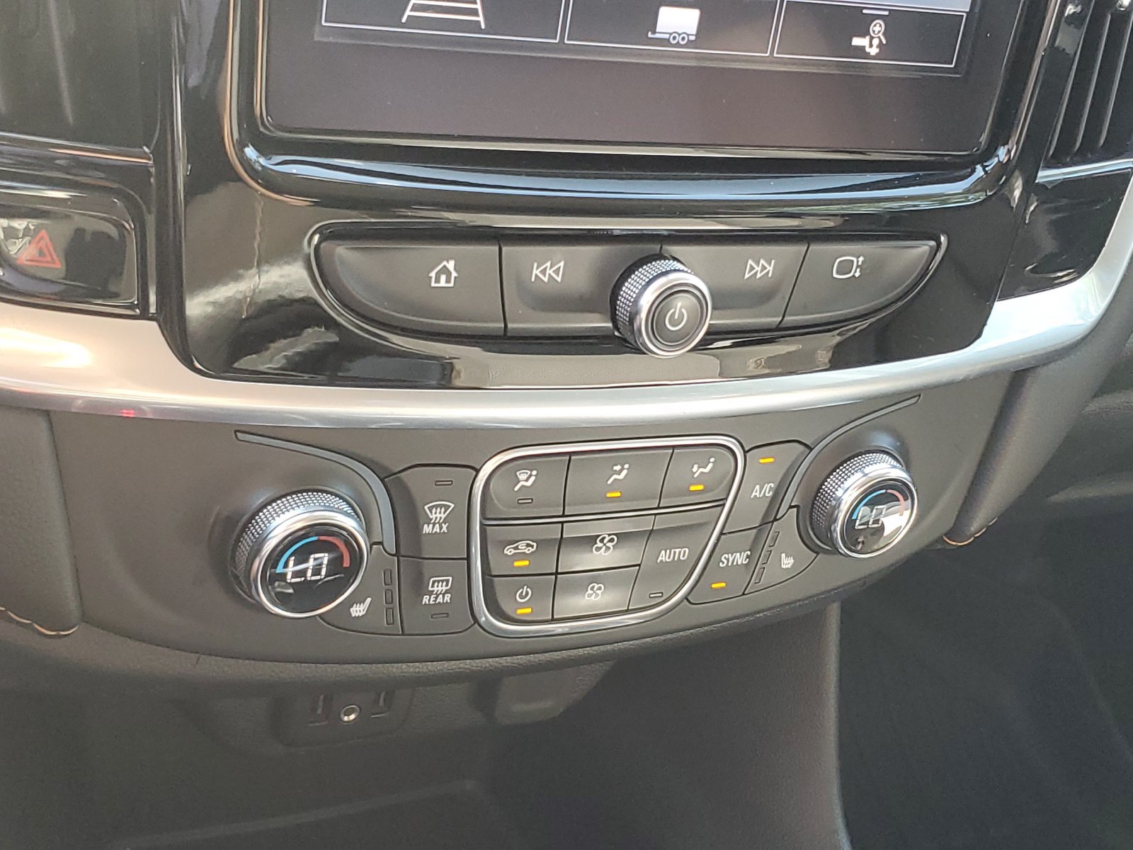 Used 2020 Chevrolet Traverse LT w/ Driver Confidence II Package AWD/4WD image 28