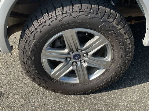 Used 2018 Ford F150 Lariat w/ Equipment Group 502A Luxury AWD/4WD image 11