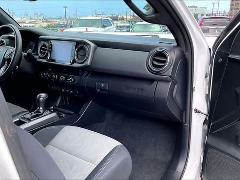 Used 2020 Toyota Tacoma TRD Off-Road w/ Technology Package AWD/4WD image 23