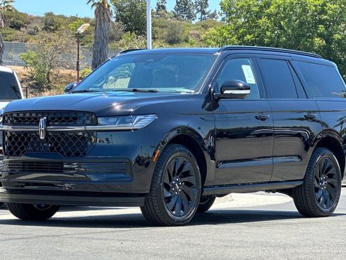 New 2026 Lincoln Navigator Reserve w/ Jet Appearance Package AWD/4WD image 7
