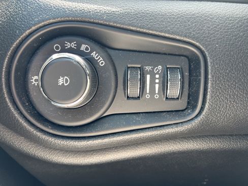 Used 2022 Jeep Renegade Latitude w/ Convenience Group AWD/4WD image 18
