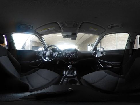 Used 2025 Kia Soul LX w/ LX Technology Package FWD image 39