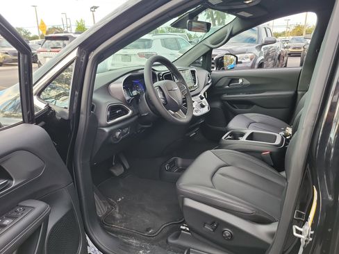 New 2026 Chrysler Voyager LX image 11