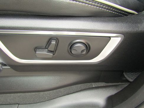 Used 2024 RAM 1500 Laramie AWD/4WD image 23