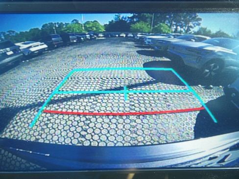 Used 2021 Toyota Highlander XLE FWD image 22
