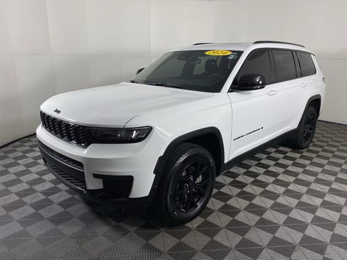 Used 2024 Jeep Grand Cherokee L Altitude AWD/4WD image 11