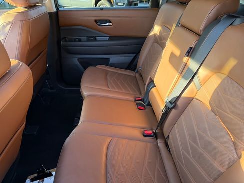 Used 2023 Nissan Pathfinder Platinum w/ Black Appearance Package image 32