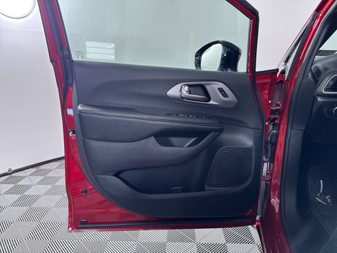 New 2027 Chrysler Pacifica Select AWD/4WD image 30