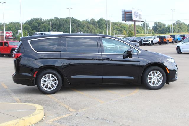 Used 2025 Chrysler Pacifica Select FWD image 6