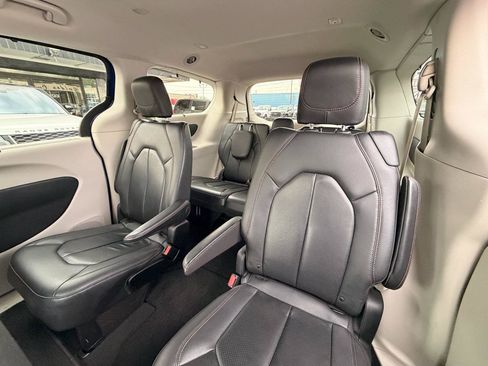 Used 2019 Chrysler Pacifica Touring-L FWD image 15