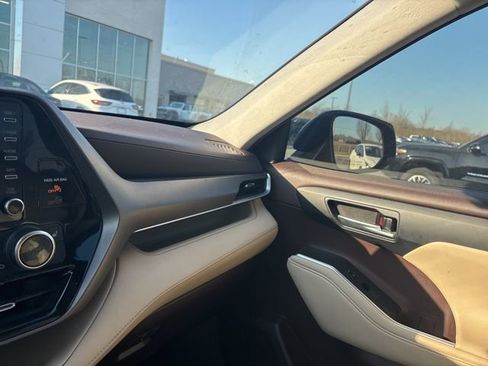 Used 2021 Toyota Highlander XLE image 36