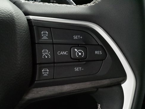 Used 2023 Jeep Grand Cherokee Limited w/ Luxury Tech Group II AWD/4WD image 25