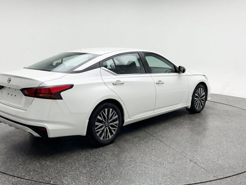Used 2025 Nissan Altima 2.5 SV FWD image 9
